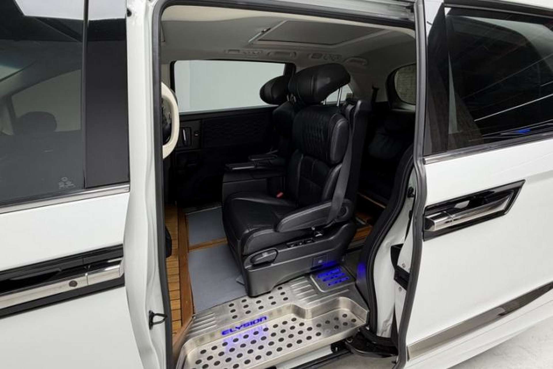 Used Honda Elysion 2022 2.0L eHEV Luxury Edition Interior 3