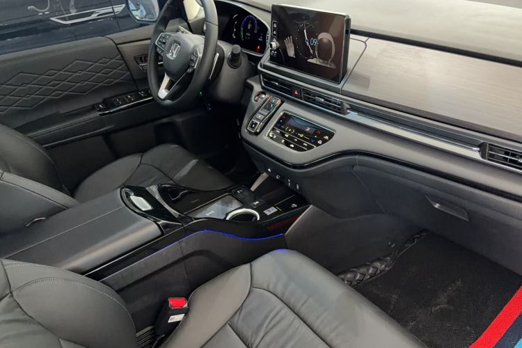 Used Honda Elysion 2022 2.0L eHEV Luxury Edition Interior 4