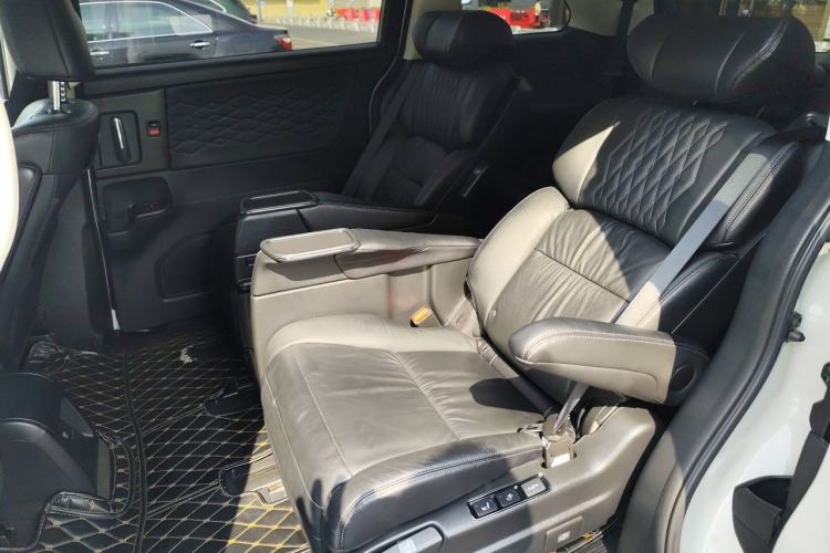 Used Honda Elysion 2022 2.0L eHEV Luxury First Edition Interior 4