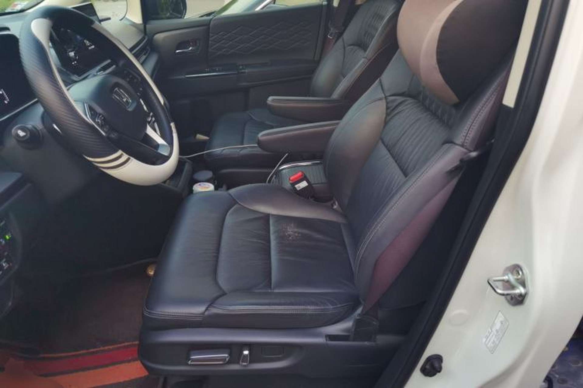 Used Honda Elysion 2022 2.0L eHEV Luxury First Edition Left Front Seat
