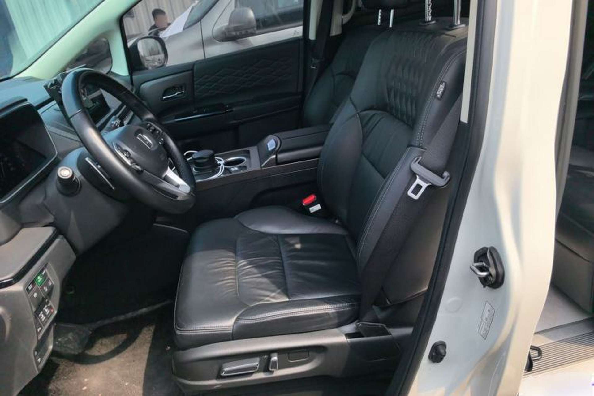 Used Honda Elysion 2022 2.0L eHEV Luxury Edition Left Front Seat