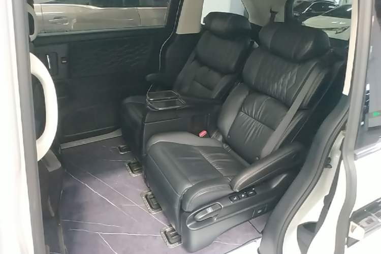 Used Honda Elysion 2022 2.0L eHEV Luxury First Edition Left Rear Seat