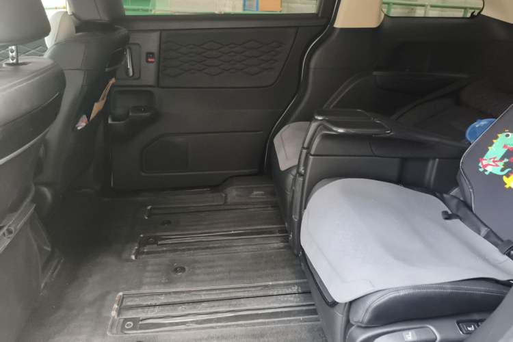 Used Honda Elysion 2022 2.0L eHEV Luxury Edition Left Rear Seat