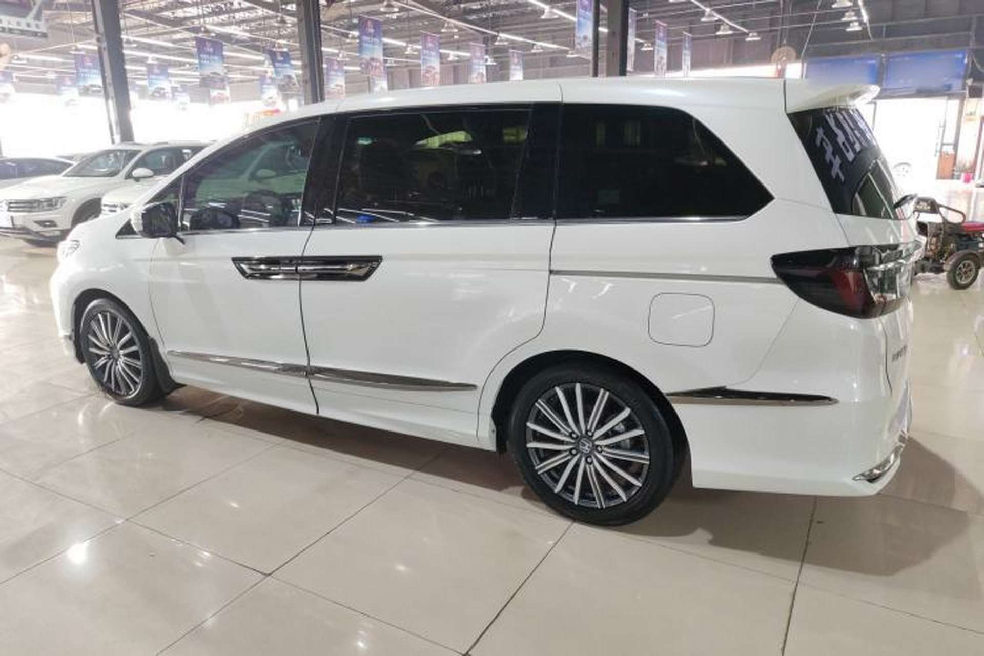 Used Honda Elysion 2022 2.0L eHEV Luxury Edition Left Side