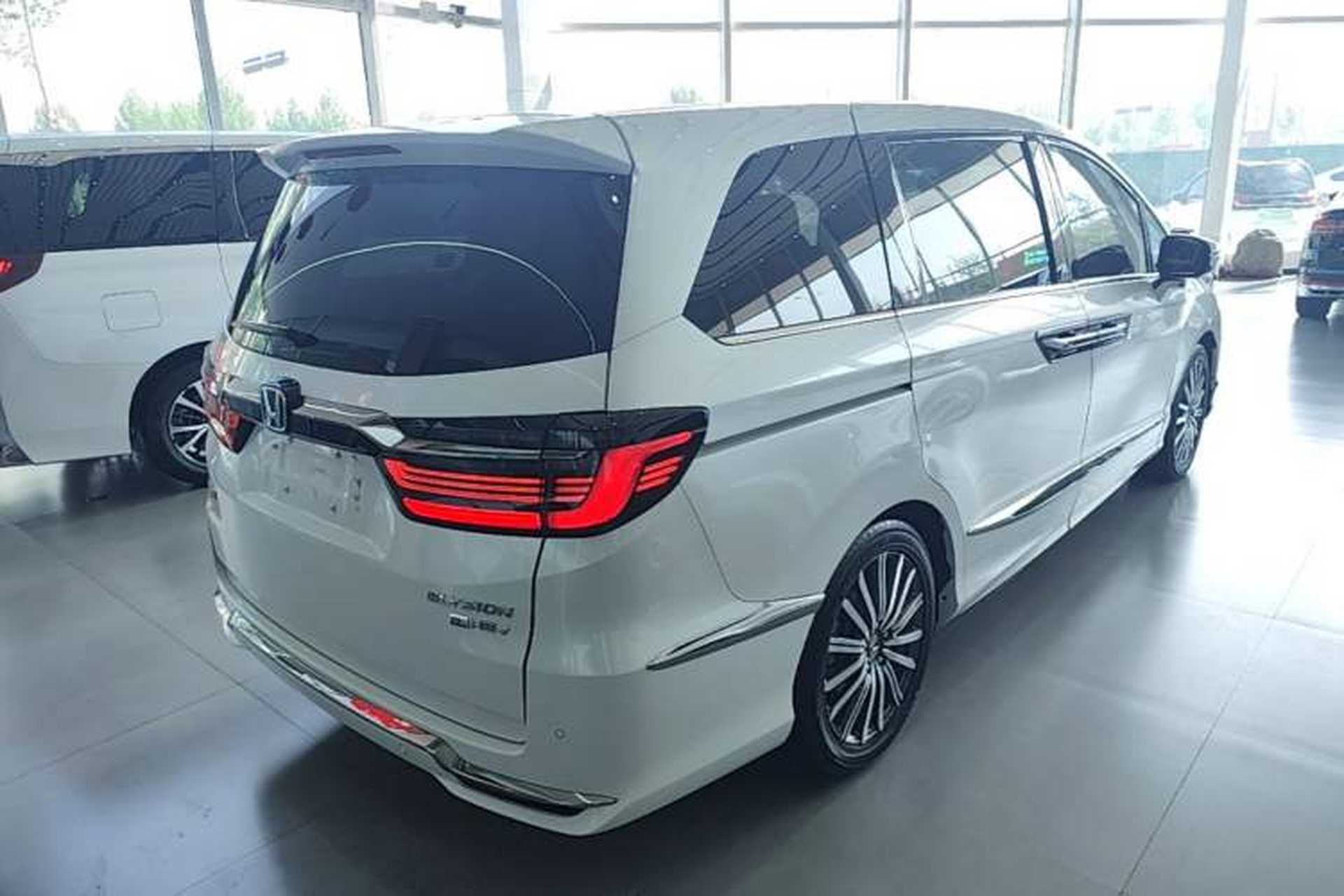 Used Honda Elysion 2022 2.0L eHEV Luxury Edition Rear Right 45 Deg
