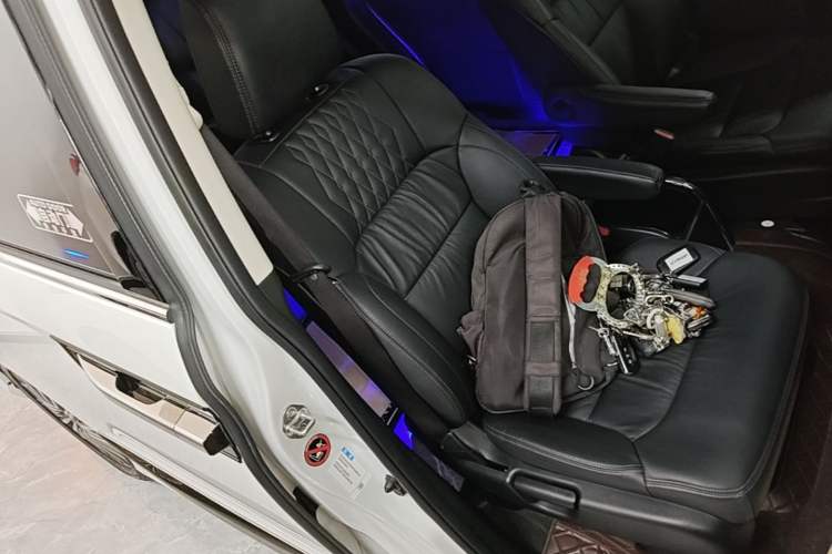 Used Honda Elysion 2022 2.0L eHEV Luxury Edition Right Front Seat