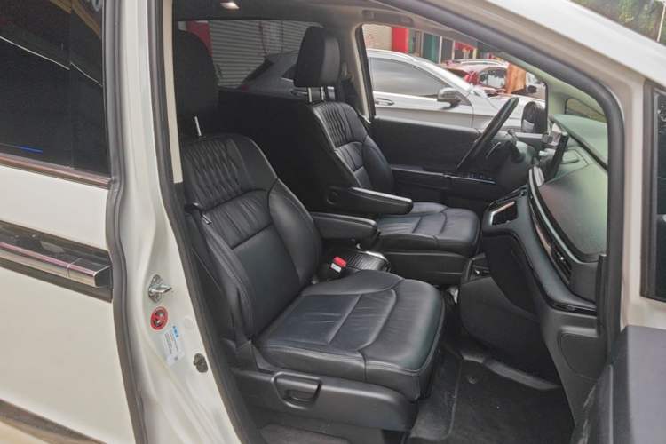 Used Honda Elysion 2022 2.0L eHEV Luxury First Edition Right Front Seat