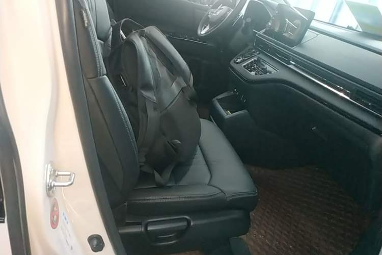 Used Honda Elysion 2022 2.0L eHEV Luxury Edition Right Front Seat