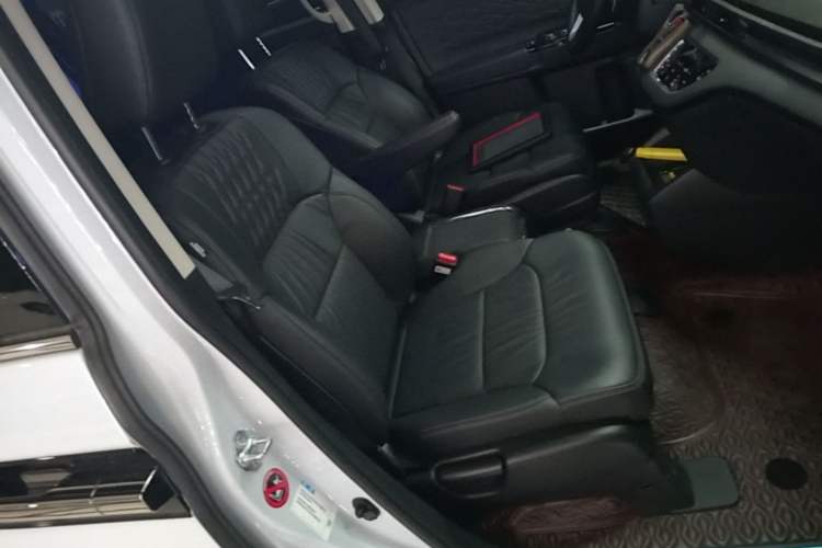Used Honda Elysion 2022 2.0L eHEV Luxury Edition Right Front Seat