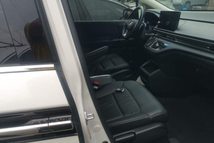 Used Honda Elysion 2022 2.0L eHEV Luxury Edition Right Front Seat