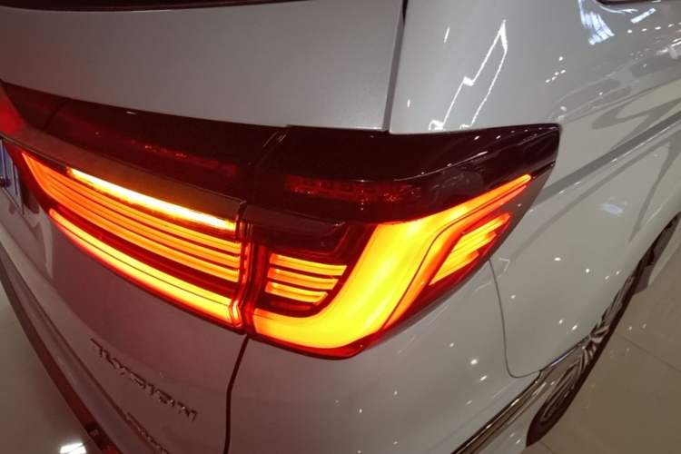 Used Honda Elysion 2022 2.0L eHEV Luxury Edition Right Rear Taillight