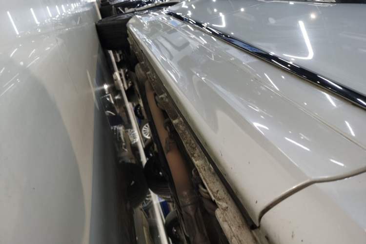 Used Honda Elysion 2022 2.0L eHEV Luxury First Edition Right Side Sill