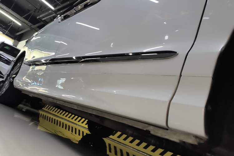Used Honda Elysion 2022 2.0L eHEV Luxury Edition Right Side Sill
