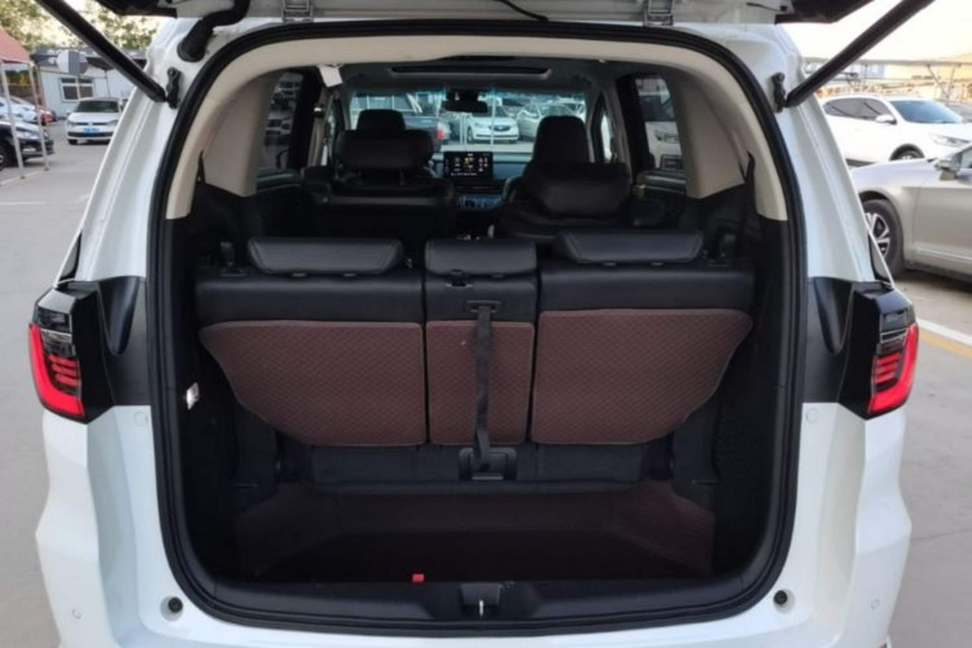 Used Honda Elysion 2022 2.0L eHEV Luxury First Edition Trunk