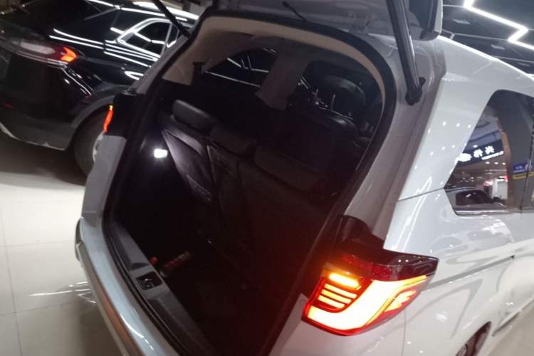 Used Honda Elysion 2022 2.0L eHEV Luxury Edition Trunk