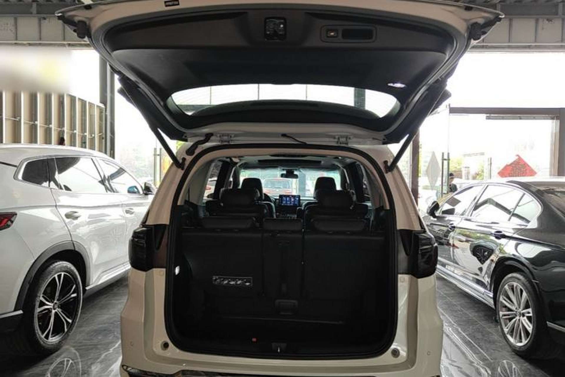 Used Honda Elysion 2022 2.0L eHEV Luxury Edition Trunk