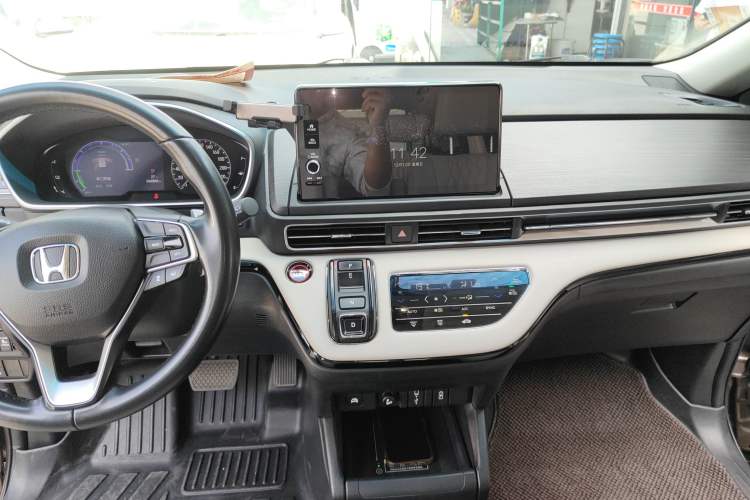 Used Honda Elysion 2022 2.0L eHEV Luxury Edition Audio And AC Panel