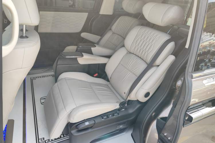 Used Honda Elysion 2022 2.0L eHEV Luxury Edition Interior 4
