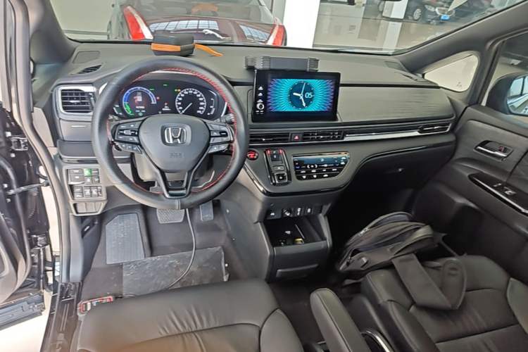 Used Honda Elysion 2024 2.0L eHEV Luxury Edition Center Console