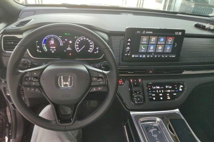 Used Honda Elysion 2024 2.0L eHEV Luxury Edition Center Console