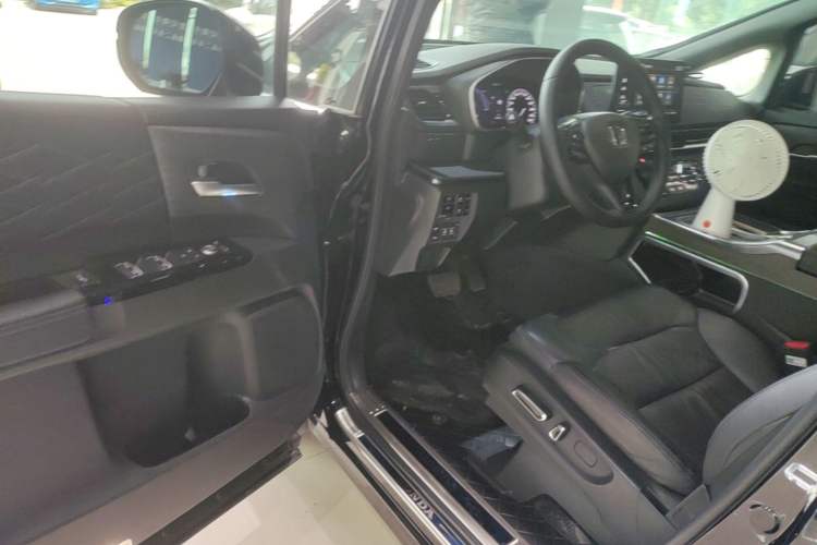 Used Honda Elysion 2024 2.0L eHEV Luxury Edition Driver Seat