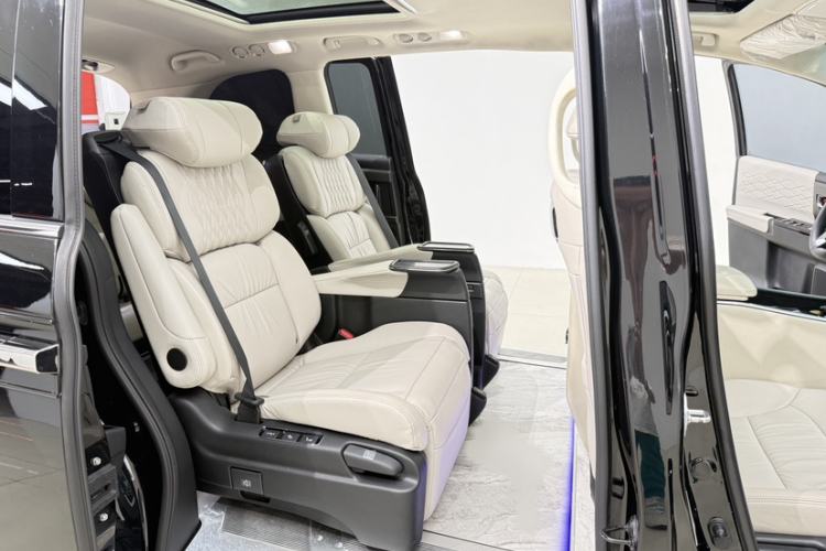 Used Honda Elysion 2024 2.0L eHEV Luxury Edition Interior 10