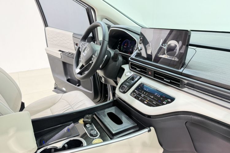 Used Honda Elysion 2024 2.0L eHEV Luxury Edition Interior 7