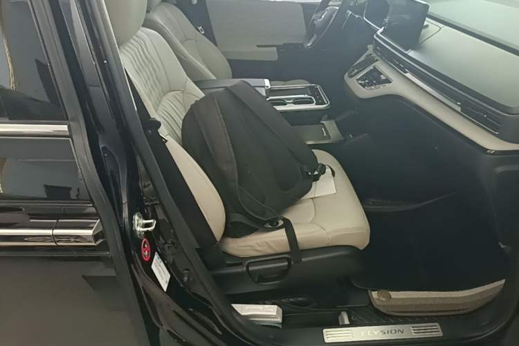 Used Honda Elysion 2024 2.0L eHEV Luxury Edition Right Front Seat
