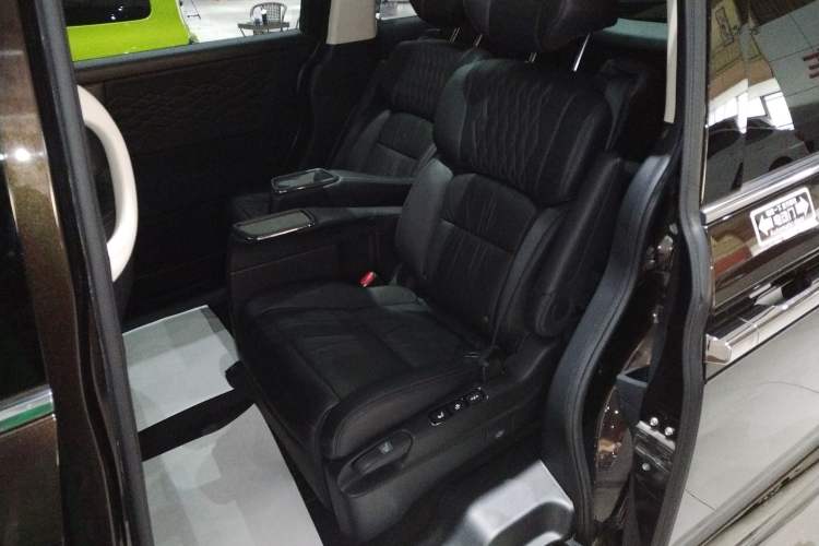 Used Honda Elysion 2024 2.0L eHEV Luxury Edition Interior 4