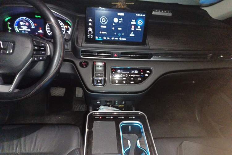 Used Honda Elysion 2024 2.0L eHEV Luxury Edition Audio And AC Panel