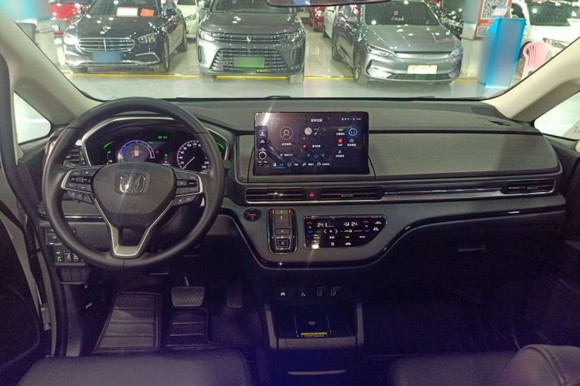 Used Honda Elysion 2024 2.0L eHEV Comfort Edition Center Console