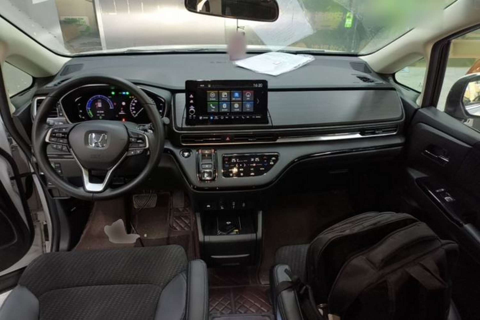 Used Honda Elysion 2024 2.0L eHEV Comfort Edition Center Console