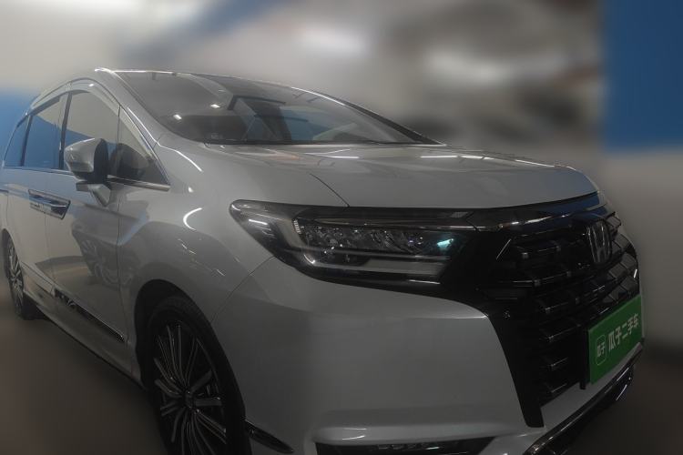 Used Honda Elysion 2024 2.0L eHEV Luxury Edition Front Right 45 Deg