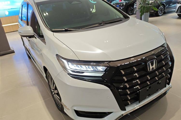Used Honda Elysion 2024 2.0L eHEV Luxury Edition Front Right 45 Deg