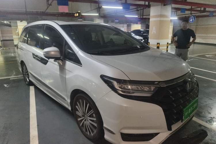 Used Honda Elysion 2024 2.0L eHEV Luxury Edition Front Right 45 Deg