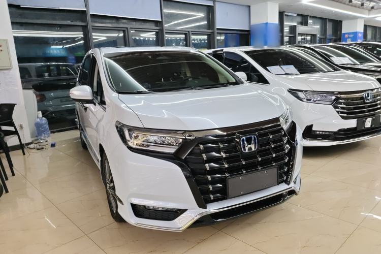 Used Honda Elysion 2024 2.0L eHEV Luxury Edition Front Right 45 Deg