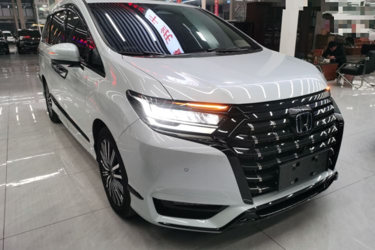 Used Honda Elysion 2024 2.0L eHEV Luxury Edition Front Right 45 Deg