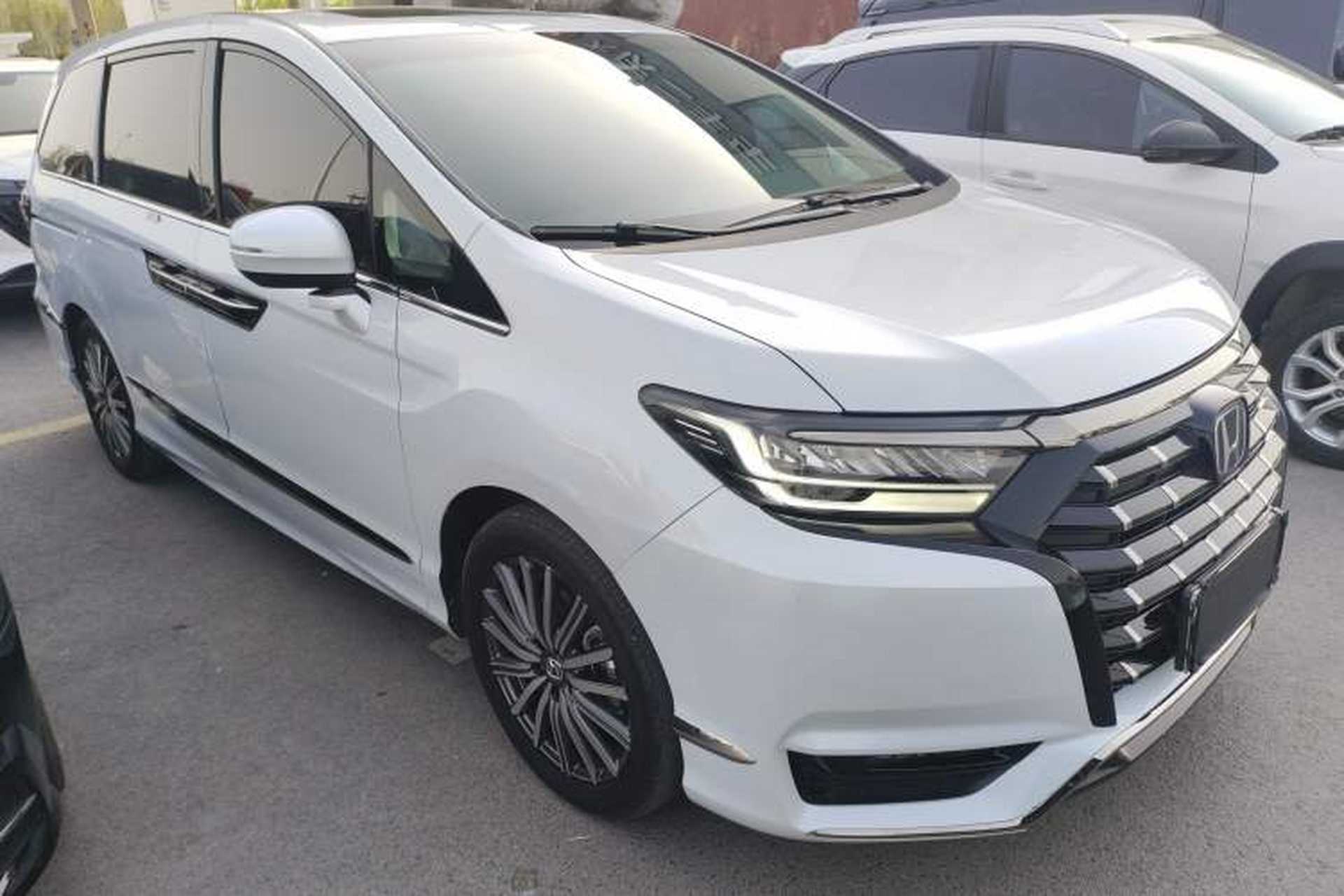 Used Honda Elysion 2024 2.0L eHEV Luxury Edition Front Right 45 Deg