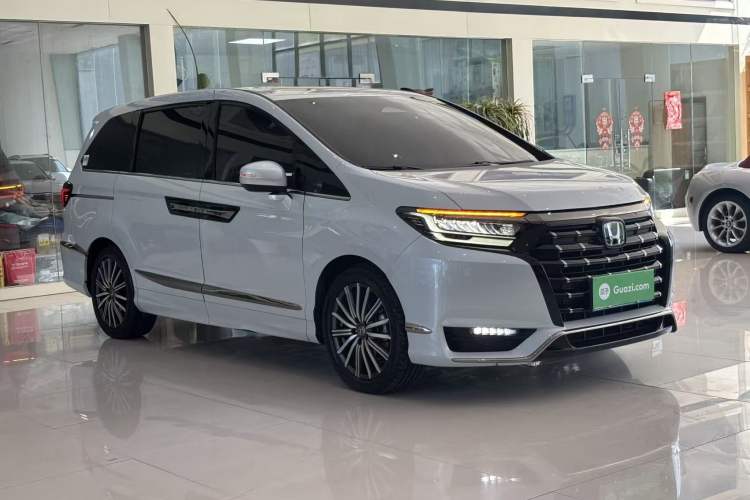 Used Honda Elysion 2024 2.0L eHEV Luxury Edition Front Right 45 Deg