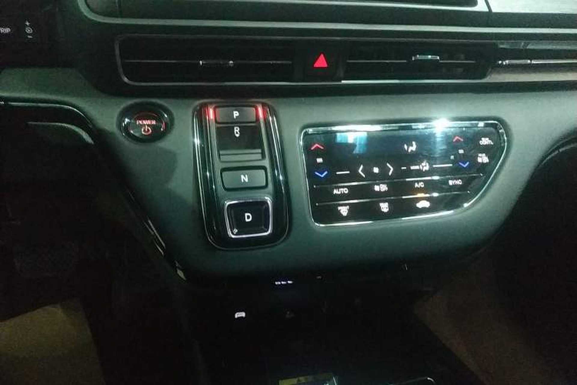 Used Honda Elysion 2024 2.0L eHEV Luxury Edition Gear Lever