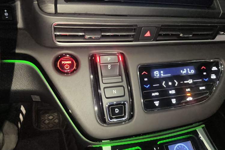 Used Honda Elysion 2024 2.0L eHEV Luxury Edition Gear Lever