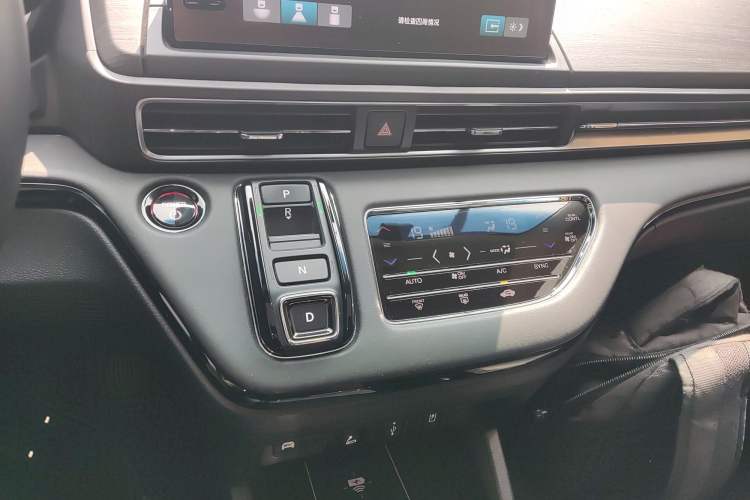 Used Honda Elysion 2024 2.0L eHEV Luxury Edition Gear Lever
