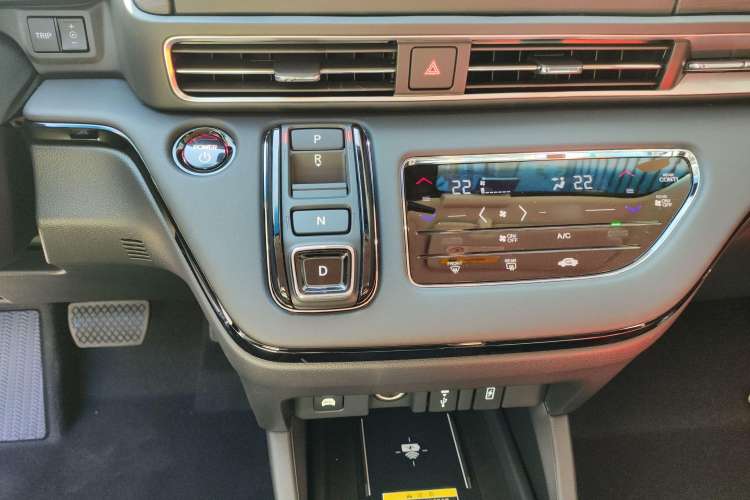 Used Honda Elysion 2024 2.0L eHEV Luxury Edition Gear Lever