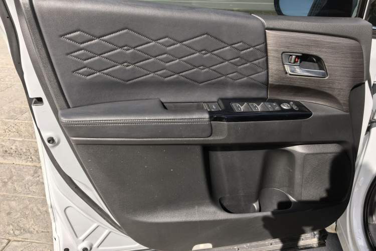 Used Honda Elysion 2024 2.0L eHEV Luxury Edition Interior 1