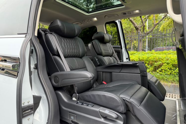 Used Honda Elysion 2024 2.0L eHEV Luxury Edition Interior 10