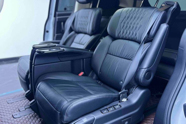 Used Honda Elysion 2024 2.0L eHEV Luxury Edition Interior 11
