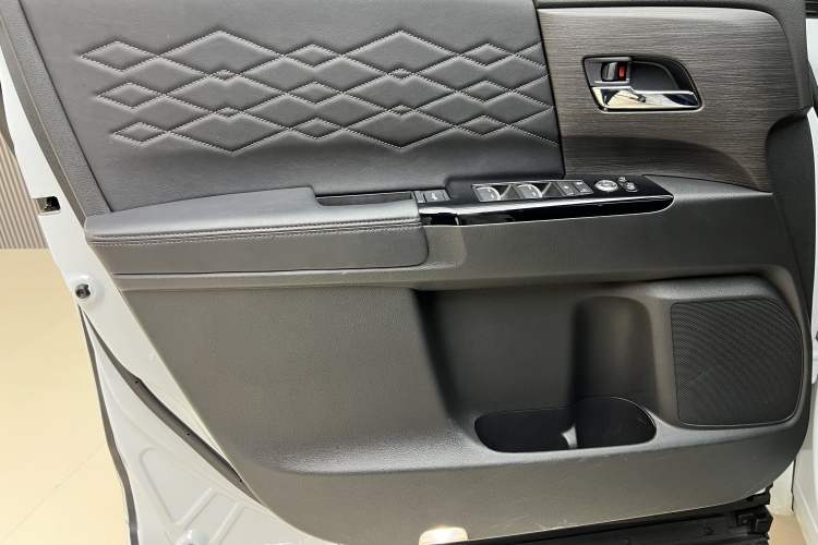 Used Honda Elysion 2024 2.0L eHEV Luxury Edition Interior 14