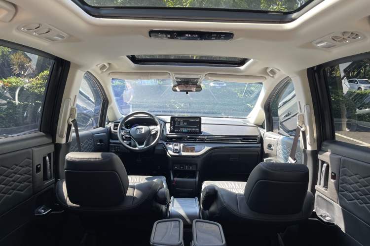 Used Honda Elysion 2024 2.0L eHEV Luxury Edition Interior 15