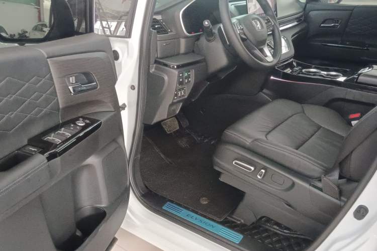 Used Honda Elysion 2024 2.0L eHEV Luxury Edition Interior 2