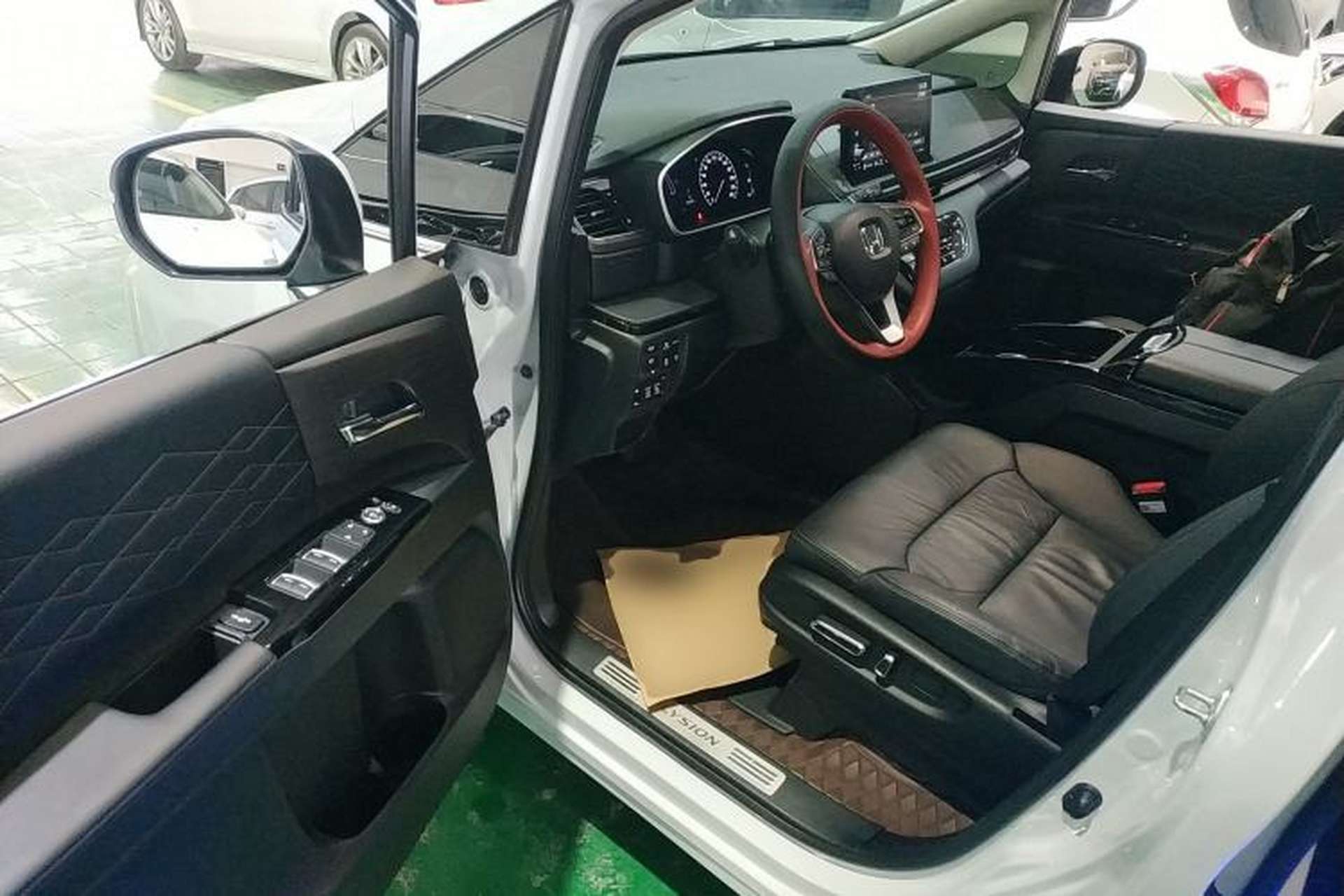 Used Honda Elysion 2024 2.0L eHEV Luxury Edition Interior 3